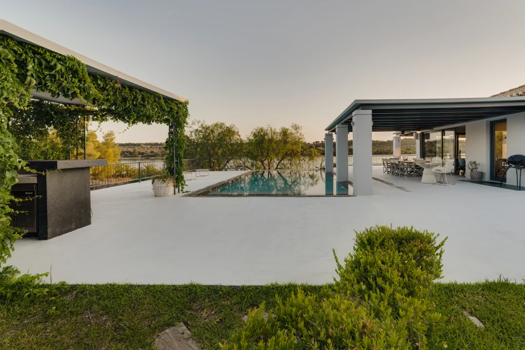 The House before the Lake - Bluesites.gr